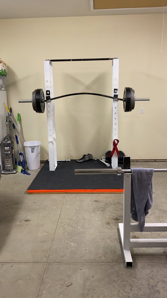 THEBIGsneak77's tweet photo. This morning we will be doing squats with the Buffalo (Yukon) bar. I like it a lot because it takes some of the pressure off your neck and spine. #LiftStuff https://t.co/ijsDiwM68a