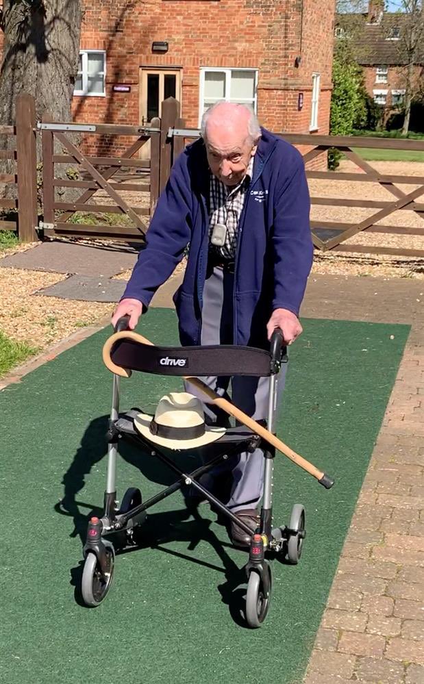 Tom is 99 and is walking 100 lengths of his back garden before his 100th birthday to raise funds to support NHS staff. He has already reached £120,000 ... please make a donation if you can justgiving.com/fundraising/to… #COVID19 #ThankYouNHS ❤️❤️❤️