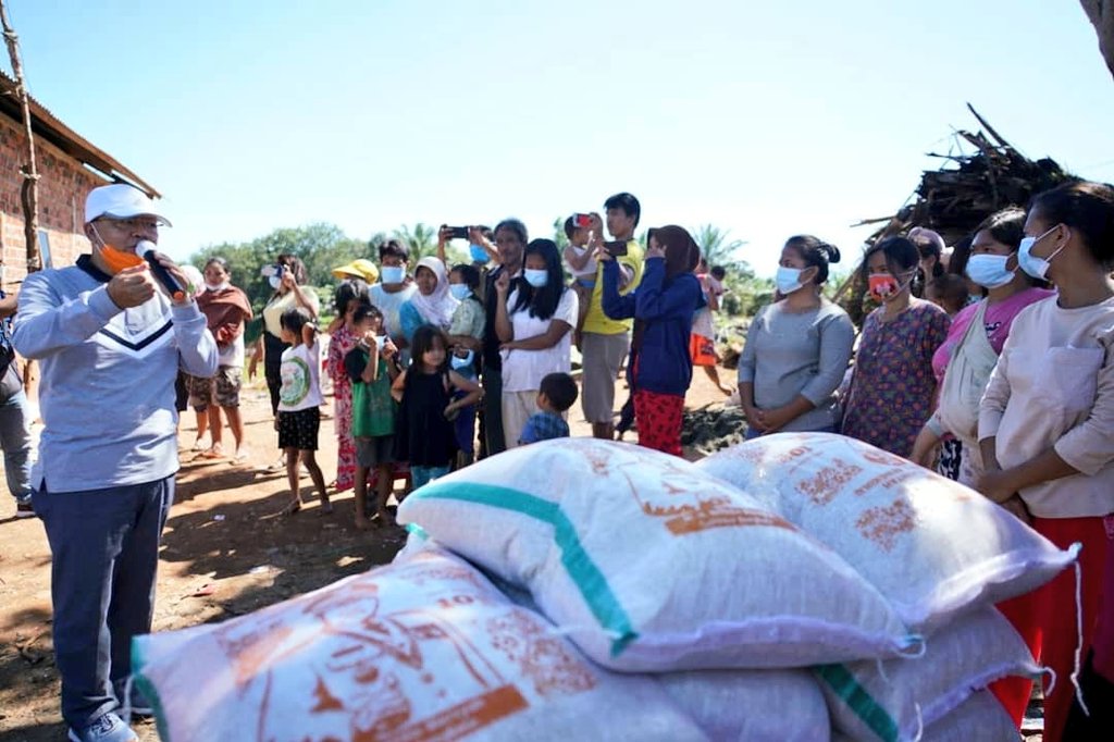 mediacenterBKL's tweet photo. Gubernur Rohidin juga menyalurkan bantuan pangan berupa beras kepada Komunitas Pemulung yang berjumlah 30 orang. Lokasi penyerahan bertempat di belakang TPA Air Sebakul.
_

#bengkulusehat #bersatulawancovid19 #ayolawancorona https://t.co/ceweZLMVhE
