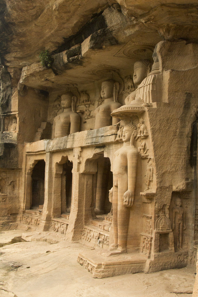 Estatuas de los 24 tirthankaras, ídolos jainistas tallados en la roca de las Cuevas de Siddhachal (Gwalior, India) durante el siglo XV, en tiempos del Sultanato de Delhi. Babur, primer emperador de la dinastía mogol y seguidor de la fe islámica, ordenó desfigurar muchas de ellas.