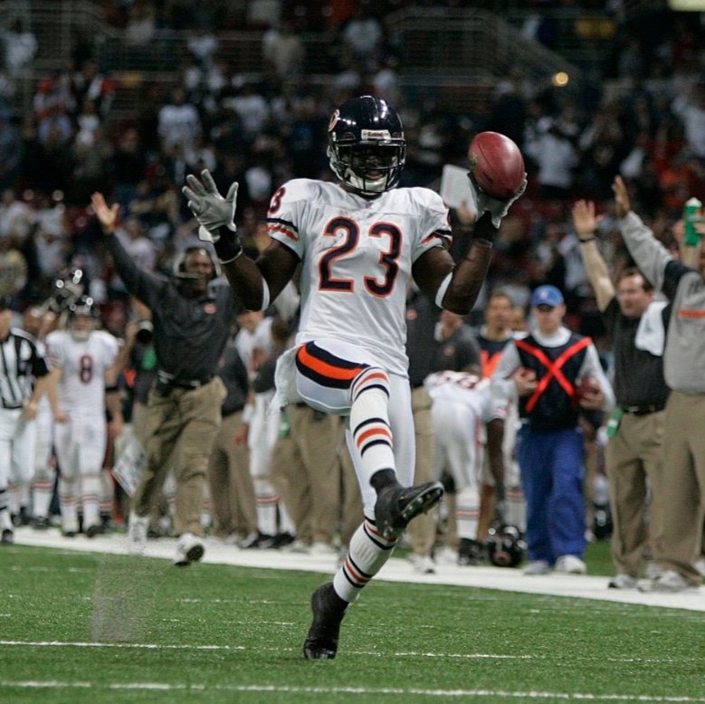 GBraggsJr23's tweet photo. Consider this the petition to bring back the White on White uniforms next year for the @ChicagoBears.

Retweet, Like, Comment. 🐻⬇️ https://t.co/uWXSC40amD