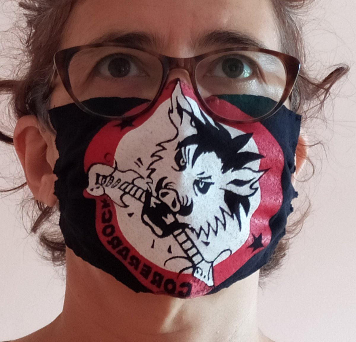 Neniques's tweet photo. Mi primera mascarilla (a mano, que no tengo máquina de coser) 
Dedicada a #CoreraRock y dentro del lema #4R reducir, reutilizar, recuperar, reciclar
Se la regalaré a mi hija Ángela cuando salgamos de esta. Desde el 9 de marzo sin poder abrazarla, confinada en Gasteiz-Erreka https://t.co/s6PGKVDJJ7