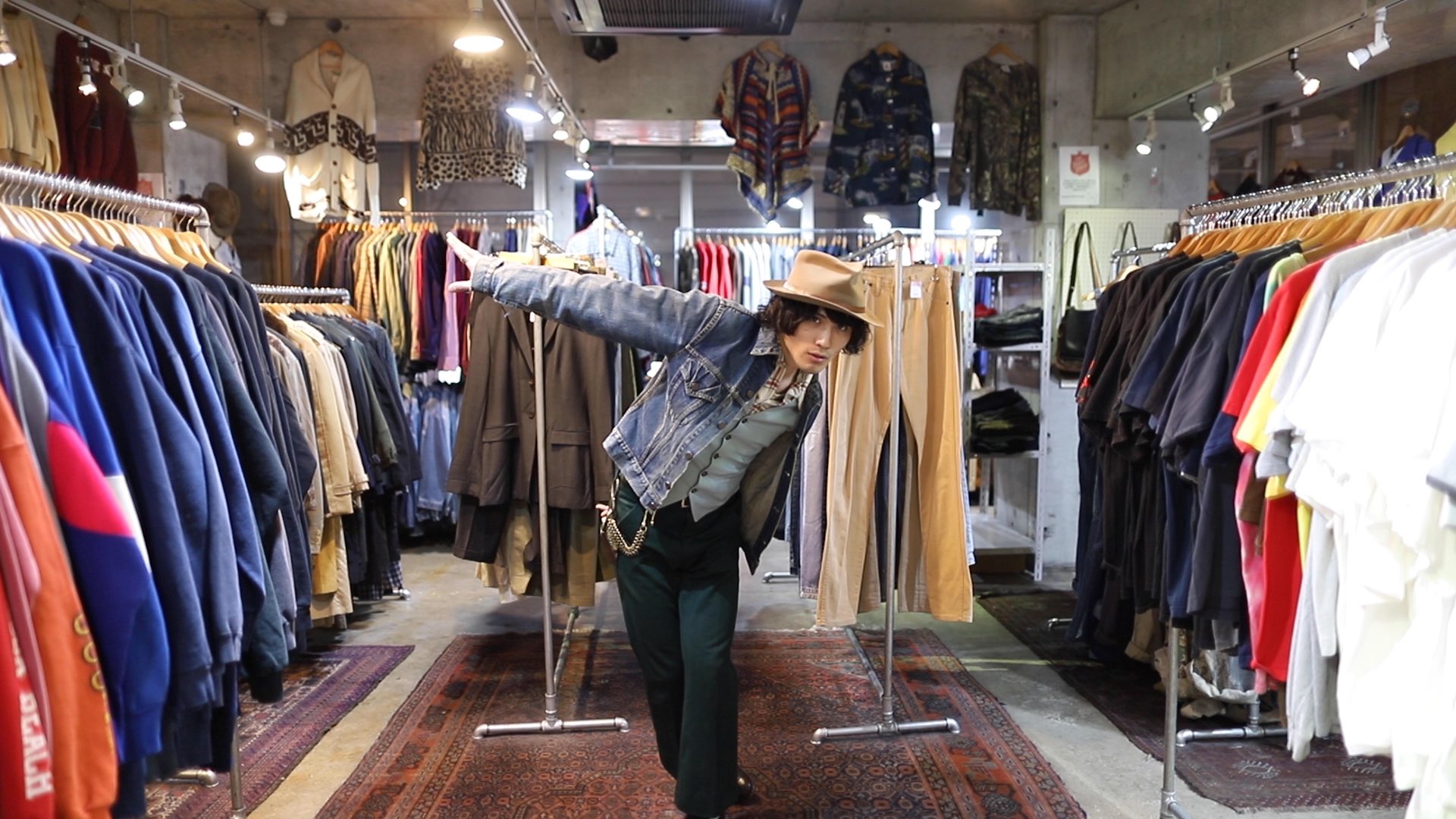 Twitter এ Toru 古着屋thrifttokyo こんな時期でも店頭 オンラインを駆使して会社を支えている男 トオルです 色々思われる事もあるだろうけど生きていく為には動き続けないと 守るだけじゃなく攻めだ 新たなやり方で戦う 新しくyoutube更新しました