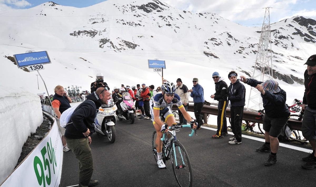2012.Un Giro sans grand favori. Pas de Contador, Schleck, Nibali ou Evans... Et une belle surprise : Thomas de Gendt réalisera une véritable épopée sur la dernière étape de montagne. Il part seul à la conquête du géant des Dolomites, le Stelvio. Il s'impose à 2700m d'altitude !