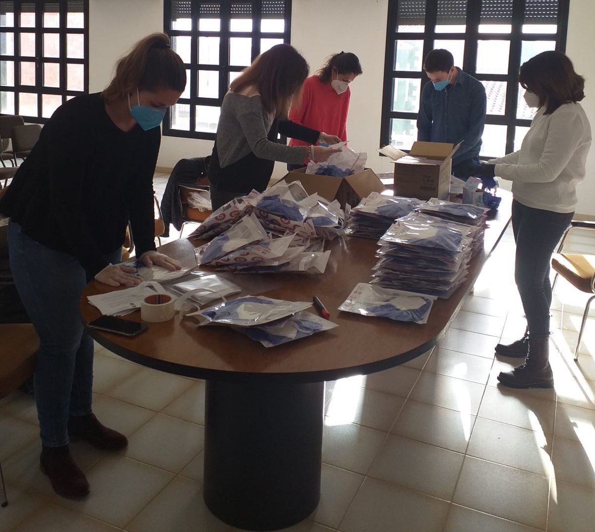 XertDe's tweet photo. L’Ajuntament de Xert compra 700 mascaretes i 4200 guants per a repartir entre la població.

L’Ajuntament de Xert ha comprat 700 unitats mascaretes FPP2 o KN95 per a repartir entre tota la població. #COVIDー19 https://t.co/8Xr0tRtVmR