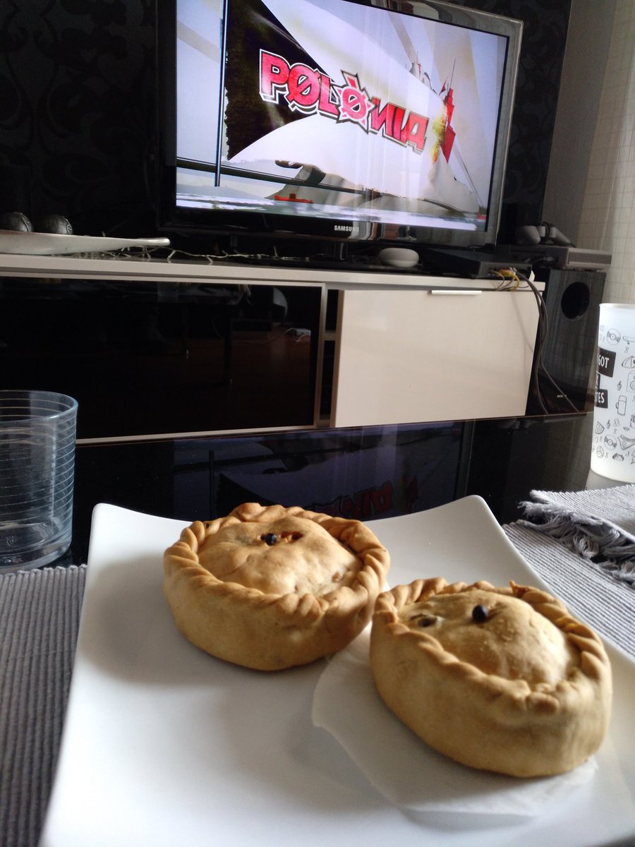 AntoniSalom's tweet photo. Panades mallorquines + @poloniatv3 quin millor dissabte de glòria hi ha?? https://t.co/gdsirl1gZn