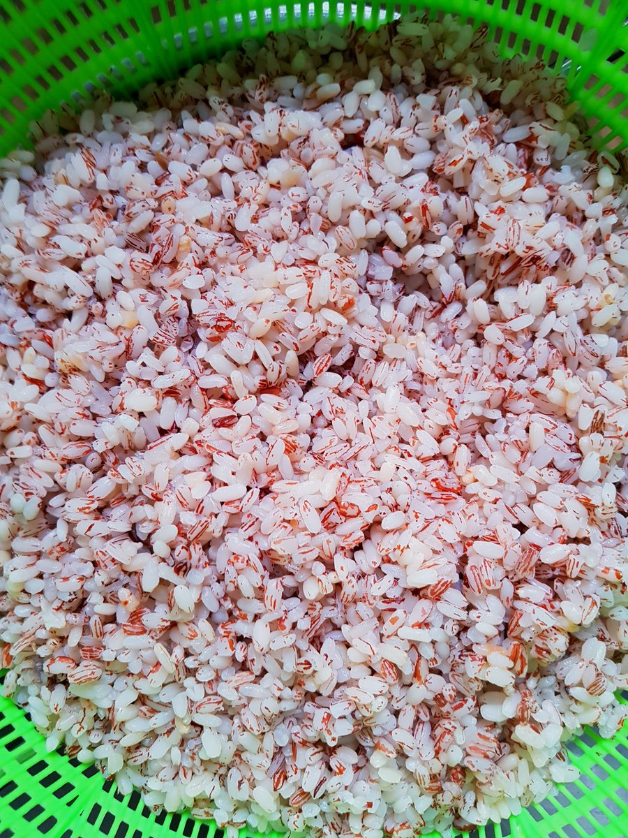 ZuriellesPot's tweet photo. Happy Easter #twithearts
Today I am sharing my foolproof #tip on cooking Ofada rice in a way that it doesn't smell๐คข or come out sticking together in solidarity ๐๐คฃ
First I buy store bought, STONE FREE packs
Second I rinse like my life depends on it๐คฃ๐๐๐ฝ https://t.co/V55VUwUGZ3