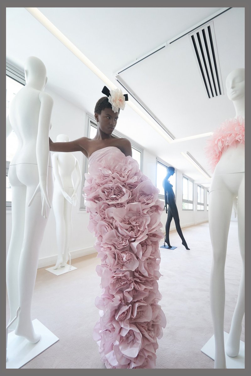 Some interesting/out of the box photography ideas from lookbooks& #39; photos -they are not directly about the look/styling-they are not the best and 99% of them are from recent collections (not expert opinion) Giambattista Valli couture fw2019