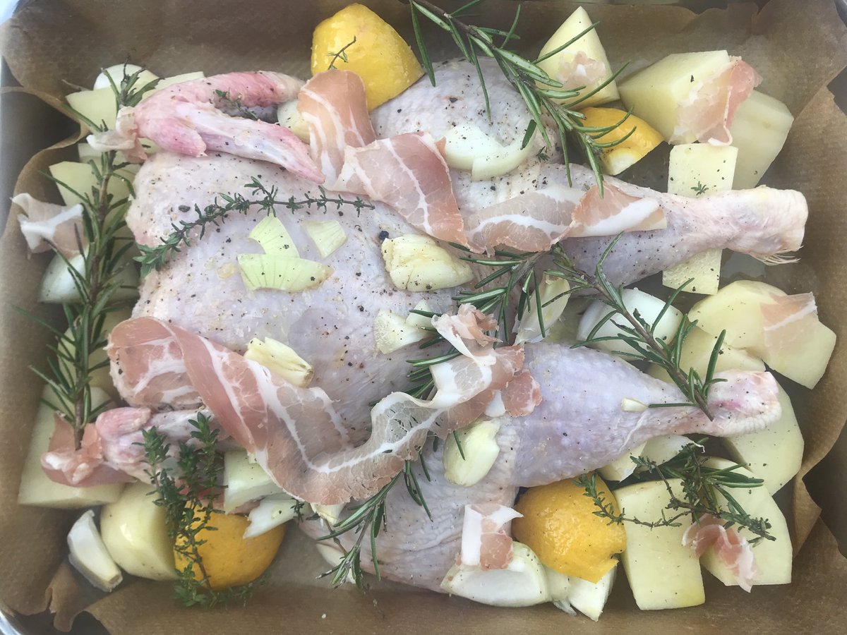 MarrisRobert's tweet photo. Spatchcock Roman Chicken 45 mins in the oven then finish off on the BBQ serve with salsa verde #lamiacucina #romanchicken #spatchcock #chicken #salsaverde #italianred #bardolino #homecook #homecooking https://t.co/D9wf9iCyLZ
