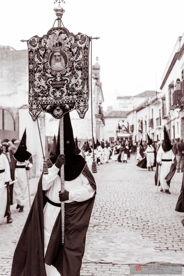 #Écija pasa por ser una de las pocas localidades que cuenta con procesiones el Sábado Santo, hecho que ocurre desde 1961 cuando la Cofradía del Santo Entierro abandona el Viernes Santo. Y qué cofradía...