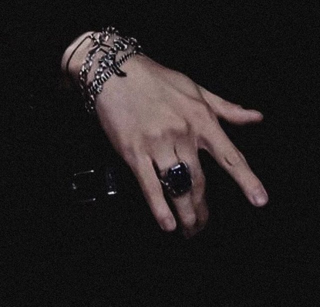 Yoongi& #39;s best feature, a hand crushing thread.