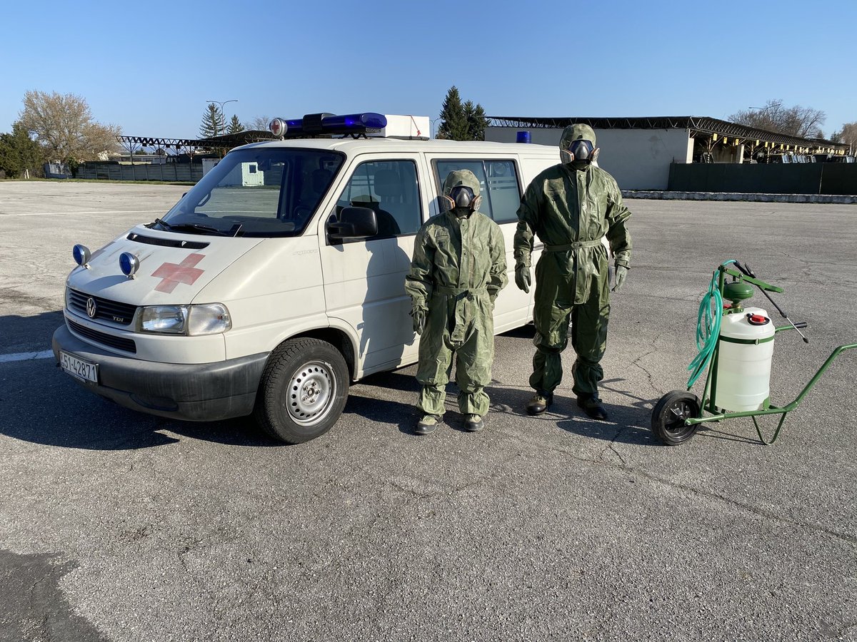 mosr_official's tweet photo. PREVOZ ▶️ DEZINFEKCIA ▶️ BEZPEČNOSŤ
#vojaci z Topoľčian pomáhali s dezinfekciou sanitky, ktorá slúži na prevoz osôb do karanténnych zariadení a tiež na prepravu vzoriek testovaných na ochorenie COVID-19. #bezpečnost je vždy na prvom mieste, 👍
#preprava #ossr https://t.co/Nx3pD2ChQ4