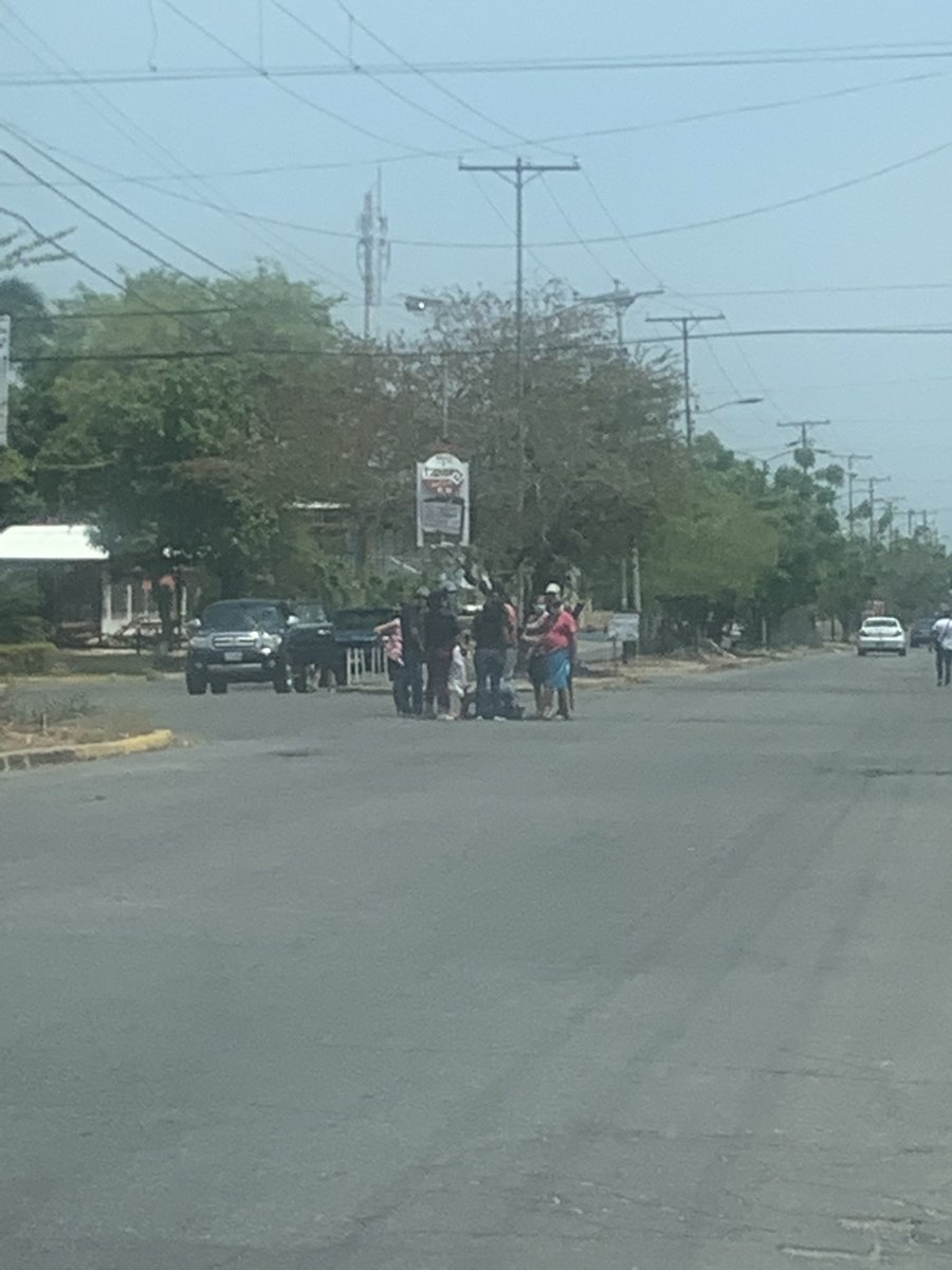 Felix_TorresD's tweet photo. A esta hora personas ajenas a la Hidrologica manipulan llave de red de distribución en ciudad alianza específicamente a la altura de la Farmacia Genesis. Saboteo, ya que al desconocer las redes de distribución estas maniobras pueden afectar el suministro de agua potable https://t.co/Vy0lhf88ut