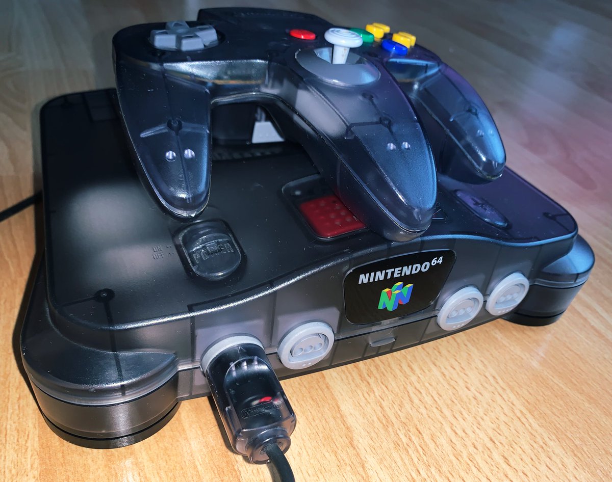 Nintendo 64 (1999) Édition transparente de la console avec application de l’indispensable mode RGB (merci  @FFVIMan) et rajout d’un Expansion Pak, obtenu séparément de ce pack console.Il s’agit de ma console d’usage, achetée dans cet état en brocante pour 10€ (souvenirs…).