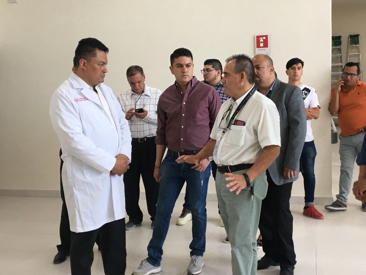 GobiernodeLagos's tweet photo. A unos días de la apertura del nuevo #HospitalRegional el alcalde #TecutliGómez hizo un recorrido de supervisión con el Dr. José de Jesús Méndez, director de Servicios de Salud.
El hospital cuentan con #equipamiento para atender la #emergencia sanitaria por el #Covid-19. https://t.co/5RXUFp2MFU