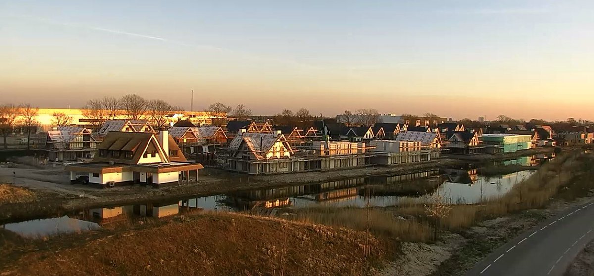 Warande Waddinxveen wenst u fijne paasdagen. #blijfbinnen #staysafe #sunset #Plasweg . <a href="/WonenadPlasweg/">de Warande Waddinxveen</a> <a href="/Waylanddev/">Wayland Developments Real estate</a> <a href="/thuisinbouwen/">ThuisinBouwen</a> <a href="/Archhouweling/">HouwelingArchitecten</a> <a href="/Paul__Martens/">Paul Martens</a>