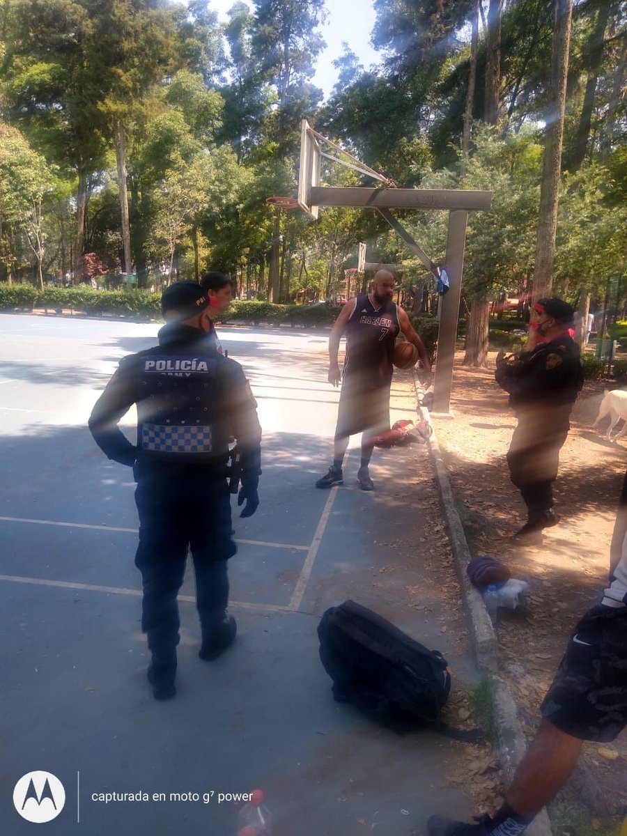 Nuestros policías del Equipo de Proximidad #BlindarBJ se encuentran recorriendo los parques públicos de la Alcaldía pidiendo a los visitantes que se regresen a su casa. #MeQuedoEnCasa