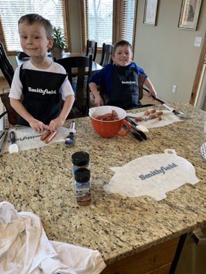 MikePorth's tweet image. Hey ⁦@SmithfieldFoods⁩ look at these future Pro Grillers supporting the #SmithfieldBrand with all needed to get #Pork entree on table. ⁦@PigpenWPI⁩ ⁦@WakefieldPork⁩ ⁦@NationalPork⁩ ⁦@MinnesotaPork⁩ Great job young men, post end result b4 u eat it 😊