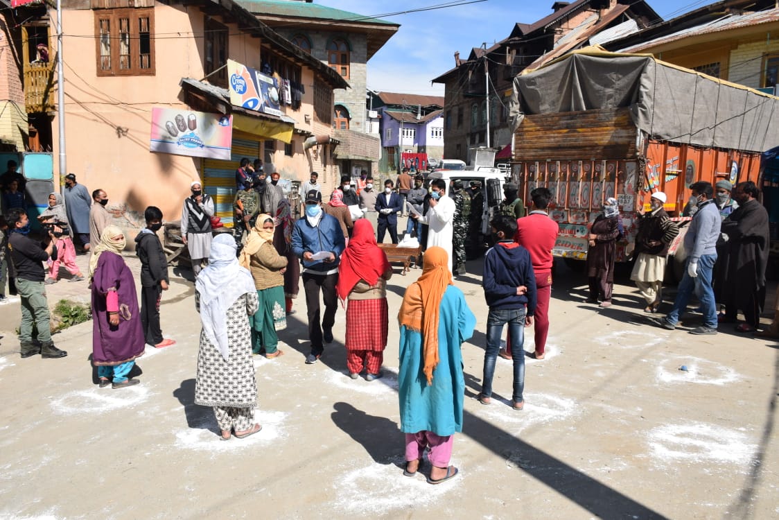 crpfindia's tweet photo. #53Bn #CRPF @KOSCRPF provided ration, masks and sanitizer to the needy and BPL families of Ushkoora area in the Union Territory of Jammu and Kashmir.
#IndiaFightsCorona https://t.co/zKceb8MUqC