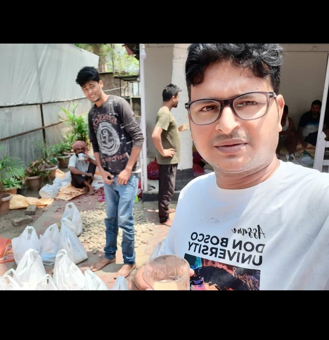 nikitasinghAT's tweet photo. दायें हाथ से दान करो तो बायें हाथ को पता नहीं चलना चाहिए । कुछ लोग फोटो के लिये येसा कर रहे जो गलत बात है। आप अकेले उस सामग्री के साथ फोटो ले लेकिन सामग्री देते समय नहीं करे ऐसा,उन्हें गलत महसूस होता है।@WeREnterprising @AakashU70962689 @DiVyAnShNaYaK7 @sumitsinghAT @uppcopak https://t.co/SojP13nGlP
