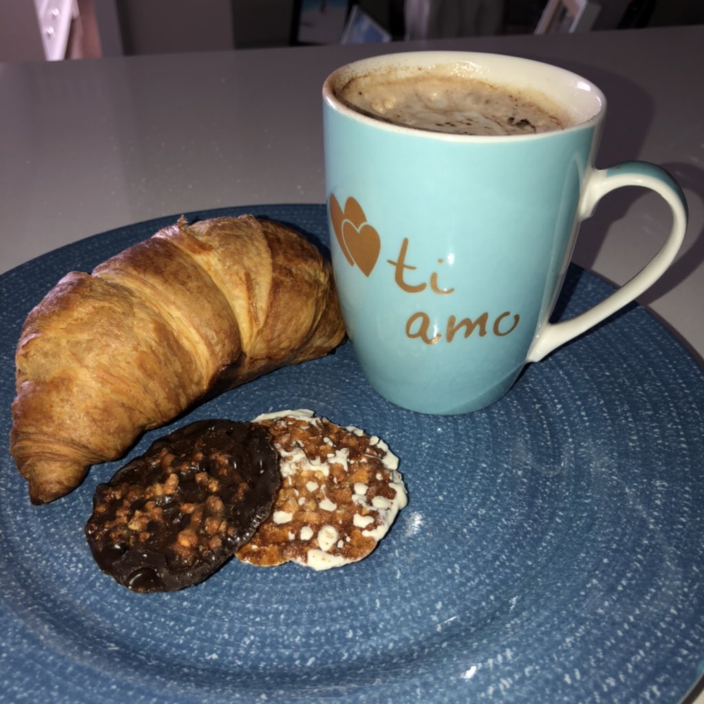 SMarandola's tweet photo. Weekend vibes. #cornetto #fiorentini #breakslow https://t.co/p1UzTJ7BcV