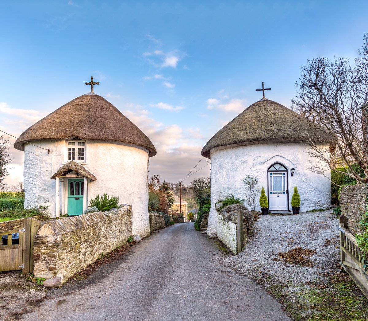 Veryan is a #coastalvillage on the #RoselandPeninsula in #Cornwall that has been described as one of Cornwall's loveliest inland villages. Still, it is probably most famous for its 19th century thatched #RoundHouses. There are five of these interesting and unusual roundhouses.
