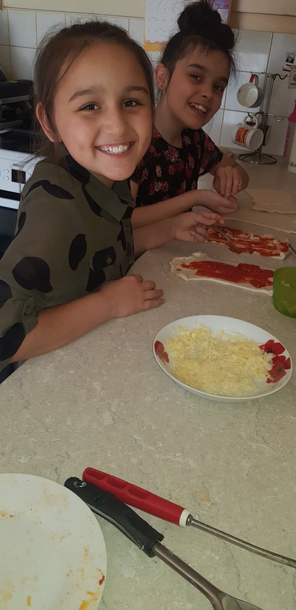 Natalie79935369's tweet photo. @fordbridge2013 caitlin and olivia done pizza making today #pizza #cookingkids https://t.co/NmNuyCEJDH