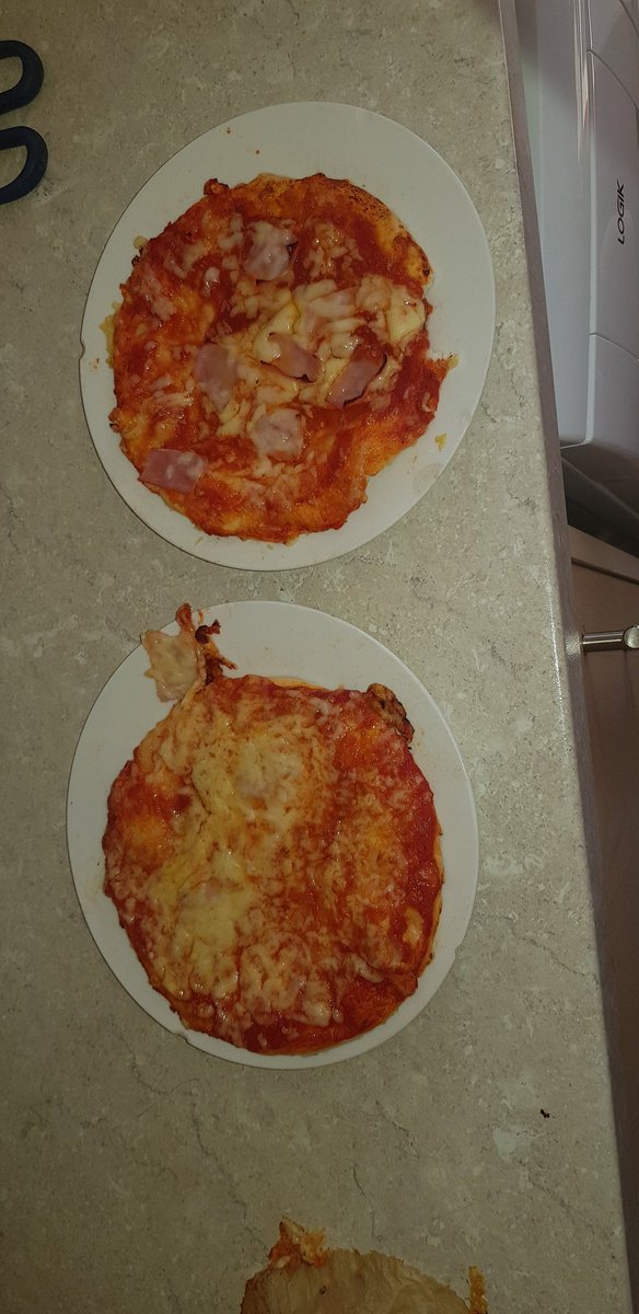 Natalie79935369's tweet photo. @fordbridge2013 caitlin and olivia done pizza making today #pizza #cookingkids https://t.co/NmNuyCEJDH