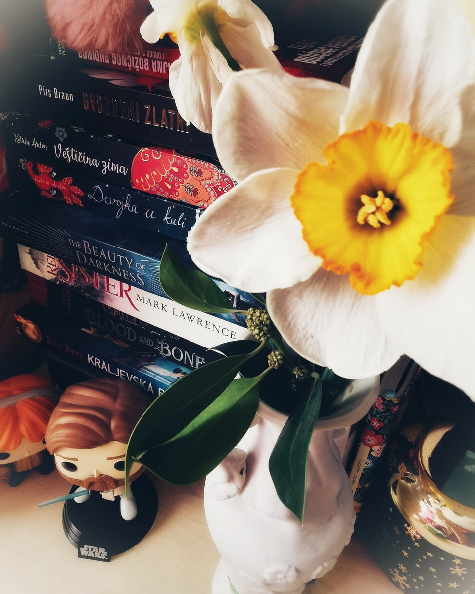 I bought some pretty flowers to brighten my desk and life in these dark times 💐