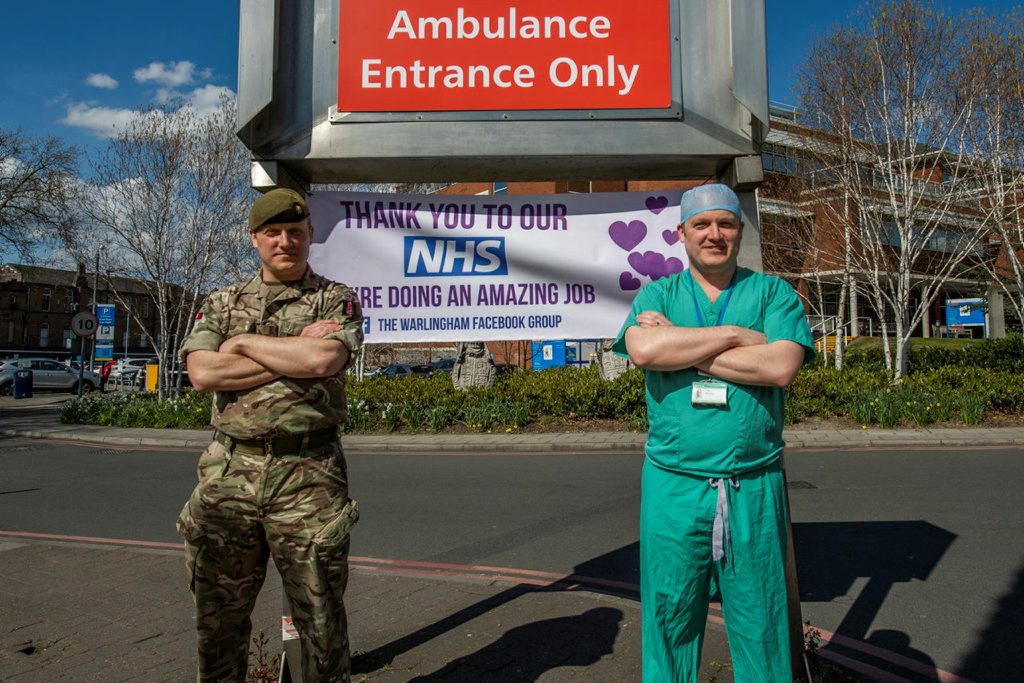 ukforcesnews's tweet image. Lt Col Moxley (right) and his twin brother Paul Moxley (left).

TWIN brothers, one a soldier the other a surgeon, have joined forces on a mission to save lives at the new NHS Nightingale London hospital.  #MACA #COVID #SupportForce #COVID19 ukforcesnews.co.uk/soldier-surgeo…