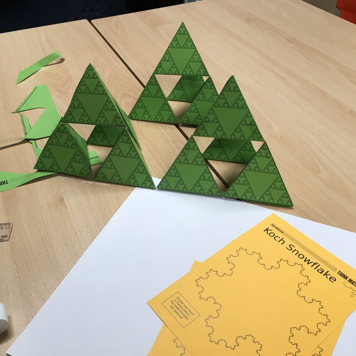 3) A fabulous fractal make:  @standupmaths and  @thinkmaths’ Sierpinski tetrahedrons. Go as big as you dare!Or try your hand at a Menger Sponge or Koch Snowflake:  https://www.think-maths.co.uk/downloads/building-3d-fractals #3DMaths  #HandsOnMaths  #LockdownMaths  #ArtfulMaths  #MathsArt  #Fractals