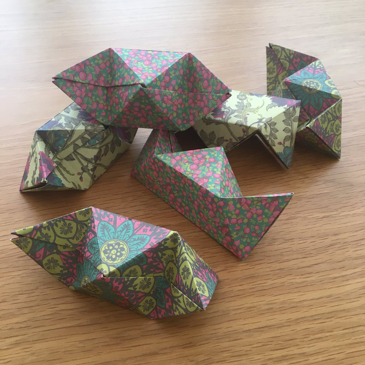 8) Back to some  #origami! This paper version of a popular six-piece burr puzzle is a lovely fold, and would make a great gift.Thank you to  @DrOlsen314 for his blog post here:  http://b3d.drjimo.net/3d-solids/burr-puzzle-origami/ #3DMaths  #HandsOnMaths  #LockdownMaths  #ArtfulMaths