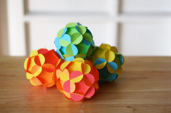 13) Cut out these templates from  @howaboutorange to make some colourful, slot-together 3D paper balls:  https://howaboutorange.blogspot.com/2011/11/how-to-make-3d-paper-ball-ornaments.htmlString them up to make pretty Easter ornaments  #3DMaths  #HandsOnMaths  #LockdownMaths  #ArtfulMaths