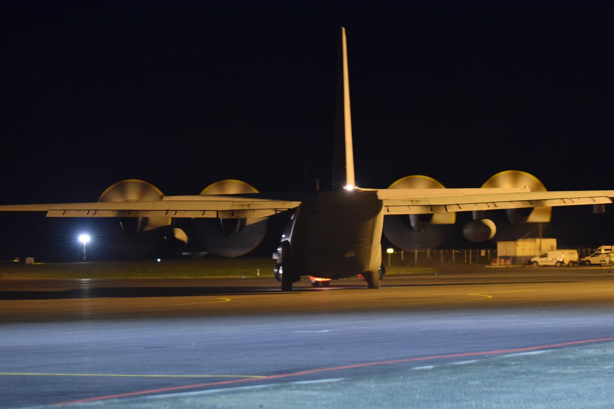 fap_pt's tweet photo. A Esquadra 501 - "Bisontes" esteve empenhada ontem, em mais uma missão de apoio ao combate contra a COVID-19, transportando uma tonelada de material para vários organismos do arquipélago dos Açores.
"Onde necessário, quando necessário."
#ForçaAéreaPortuguesa #prtaf #c130h https://t.co/67cNhpav4h