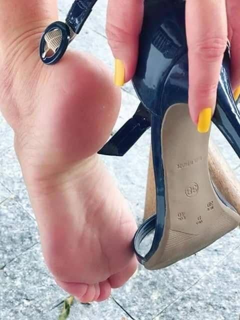 2Piessitos's tweet photo. Espectacular #sandals  #tacones #piesdediosa #sexyfeet #feetpictures #feetcurves #Feet https://t.co/XXIqpmt0Qo