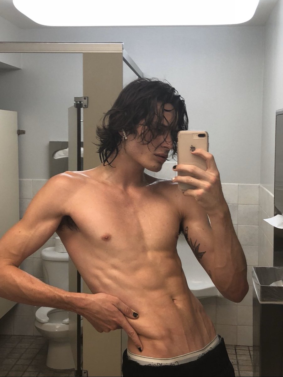 𝐑𝐞𝐚𝐥𝐢𝐬𝐚𝐧𝐭 𝐦𝐨𝐧 𝐞𝐬𝐩𝐨𝐢𝐫
𝐉𝐞 𝐦𝐞 𝐥𝐚𝐧𝐜𝐞, 𝐯𝐞𝐫𝐬 𝐥𝐚 𝐠𝐥𝐨𝐢𝐫𝐞