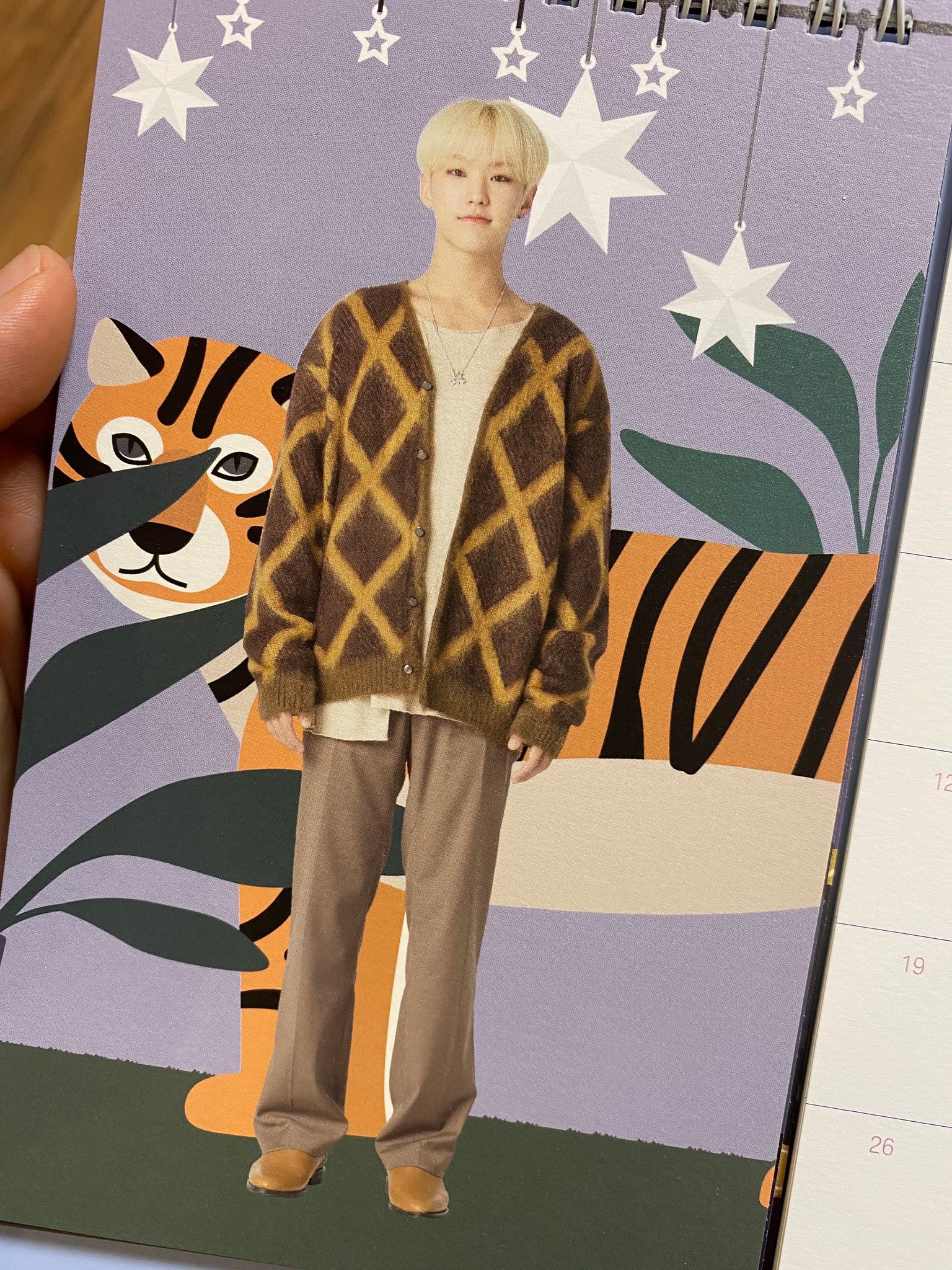 ホシくん 後ろのイラスト合成に これ初めて見た こんな風になってたんだすごいwww って言うからお気に召してるなにそれ可愛いと思っていたらコメントで 本物のトラと合成してくれるって言ってたのに騙したな とか言うから可愛いが爆発した