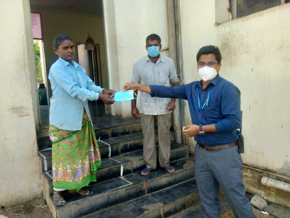 BKurnool1's tweet photo. You stay at home, we will reach you. Bharatgas kurnool team distributing masks in nearby villages around the plant #CoronaStopKaroNa #IndiaFightsCarona 
@BPCLimited @PeethambarantT @Dhanapals6 @34Prabhu @shiva8953 @rajmohan2843 https://t.co/mWTn6uFEpu