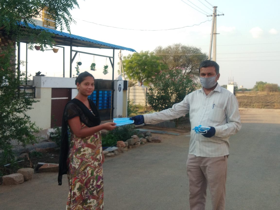BKurnool1's tweet photo. You stay at home, we will reach you. Bharatgas kurnool team distributing masks in nearby villages around the plant #CoronaStopKaroNa #IndiaFightsCarona 
@BPCLimited @PeethambarantT @Dhanapals6 @34Prabhu @shiva8953 @rajmohan2843 https://t.co/mWTn6uFEpu