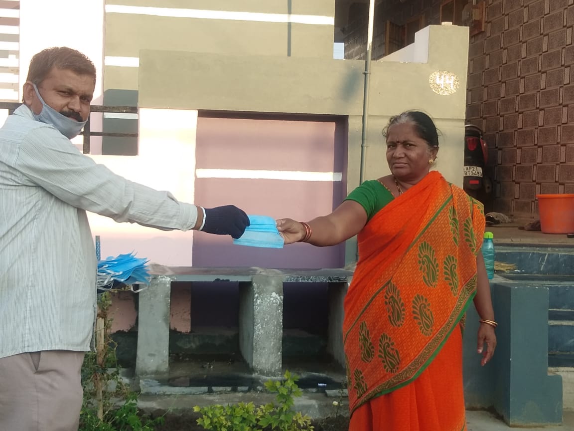 BKurnool1's tweet photo. You stay at home, we will reach you. Bharatgas kurnool team distributing masks in nearby villages around the plant #CoronaStopKaroNa #IndiaFightsCarona 
@BPCLimited @PeethambarantT @Dhanapals6 @34Prabhu @shiva8953 @rajmohan2843 https://t.co/mWTn6uFEpu