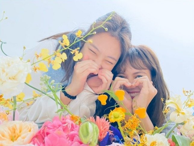 Ronix_AI's tweet photo. [I DO]

A JENLISA AU where Jennie keeps receiving text messages from her late wife, Lisa, for her to keep moving forward. 

"And if you're asking do I love you this much... baby, I do." https://t.co/SJPRF8Q1RN