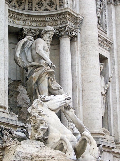 Empezamos muy temprano (muy, sugiero 07 am) en la Fontana de Trevi. Porque? Para llegar cuando aún pocos han ido, y así disfrutarla en paz, en silencio, saborearla, gozarla.La Fontana, de época Augusta, fue decorada por Nicola Salvi.