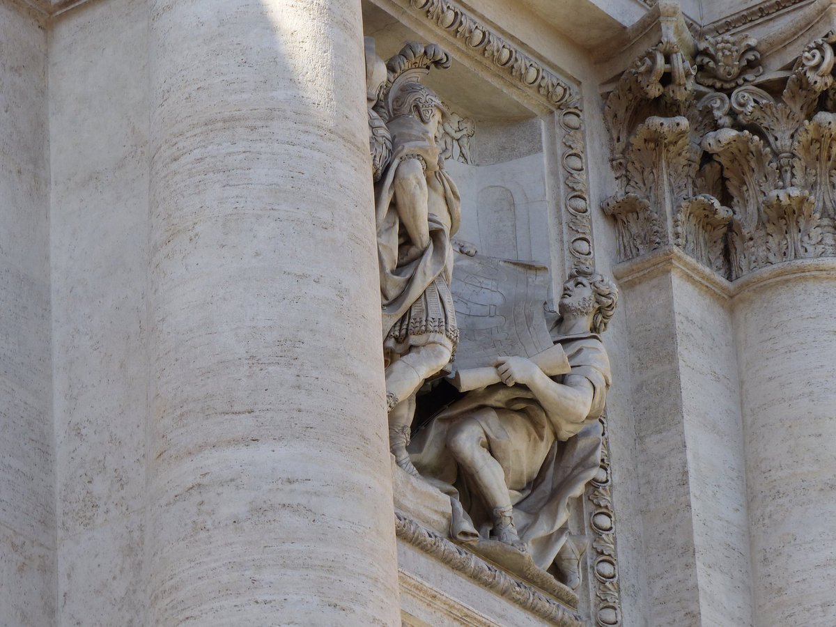Nacida como Acqua Vergine, y dedicada a Neptuno, fue Agrippa quien hizo las obras para alimentar de agua a esta zona. Salvi destaca esta historia en la decoración de tritones y los relieves mostrando los hechos.