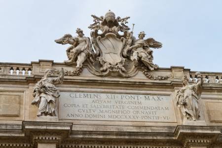 El Papa Clemente XII fue quien encargó a Salvi, y a Filipo della Valle en menor medida, la construcción de la Fontana actual. A los costados del Océano, representación de Neptuno, dos damas, la Salud y la Abundancia, completan la obra central.