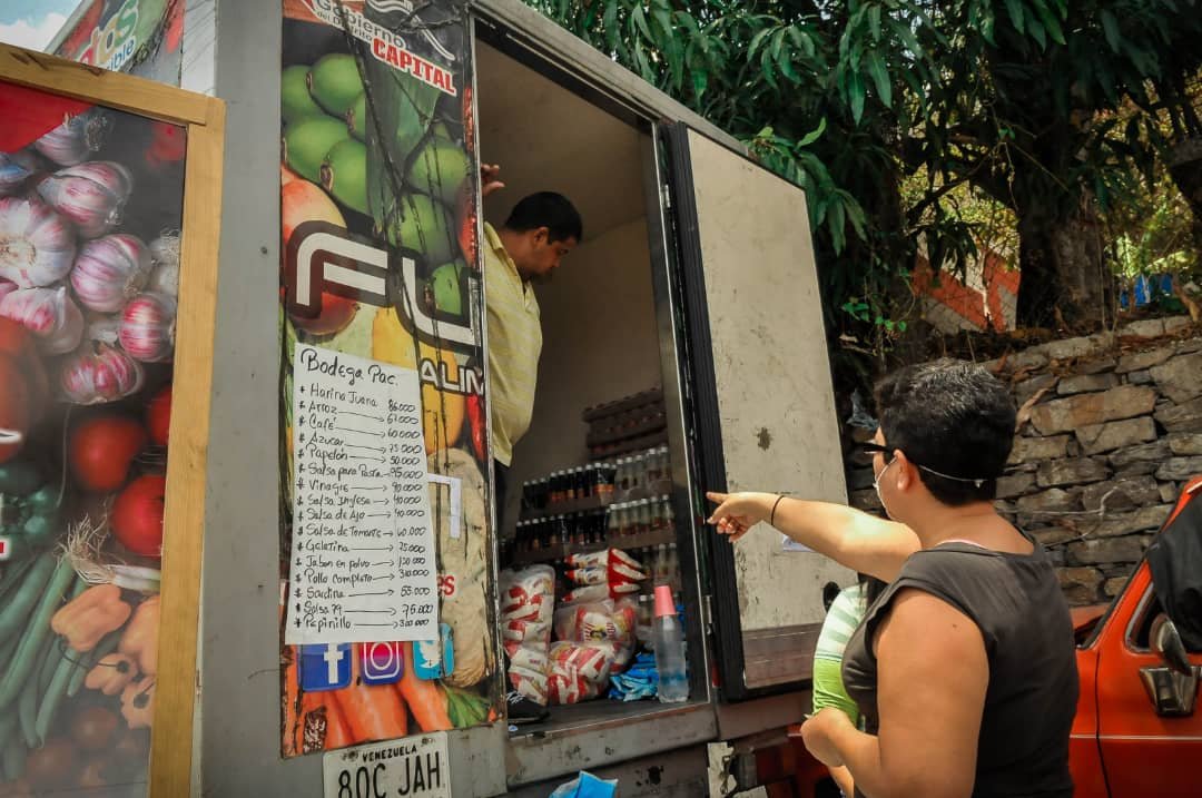 ElCam_Inmortal's tweet photo. #GDCInforma| El @GobCapital por medio de #FUNDECA continua la marcha en el Dtto Capital con El Plan #YoComproEnCasa habitantes de la carretera vieja Caracas-La Guaira recibieron rubros alimenticios y de higiene.
¡PUEBLO CUMPLIENDO CUARENTENA EN FAMILIA!
#HermandadEnVanguardia https://t.co/YcOPFzB4bK