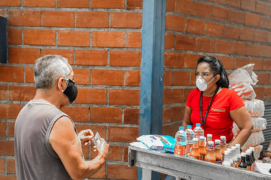 ElCam_Inmortal's tweet photo. #GDCInforma| El @GobCapital por medio de #FUNDECA continua la marcha en el Dtto Capital con El Plan #YoComproEnCasa habitantes de la carretera vieja Caracas-La Guaira recibieron rubros alimenticios y de higiene.
¡PUEBLO CUMPLIENDO CUARENTENA EN FAMILIA!
#HermandadEnVanguardia https://t.co/YcOPFzB4bK