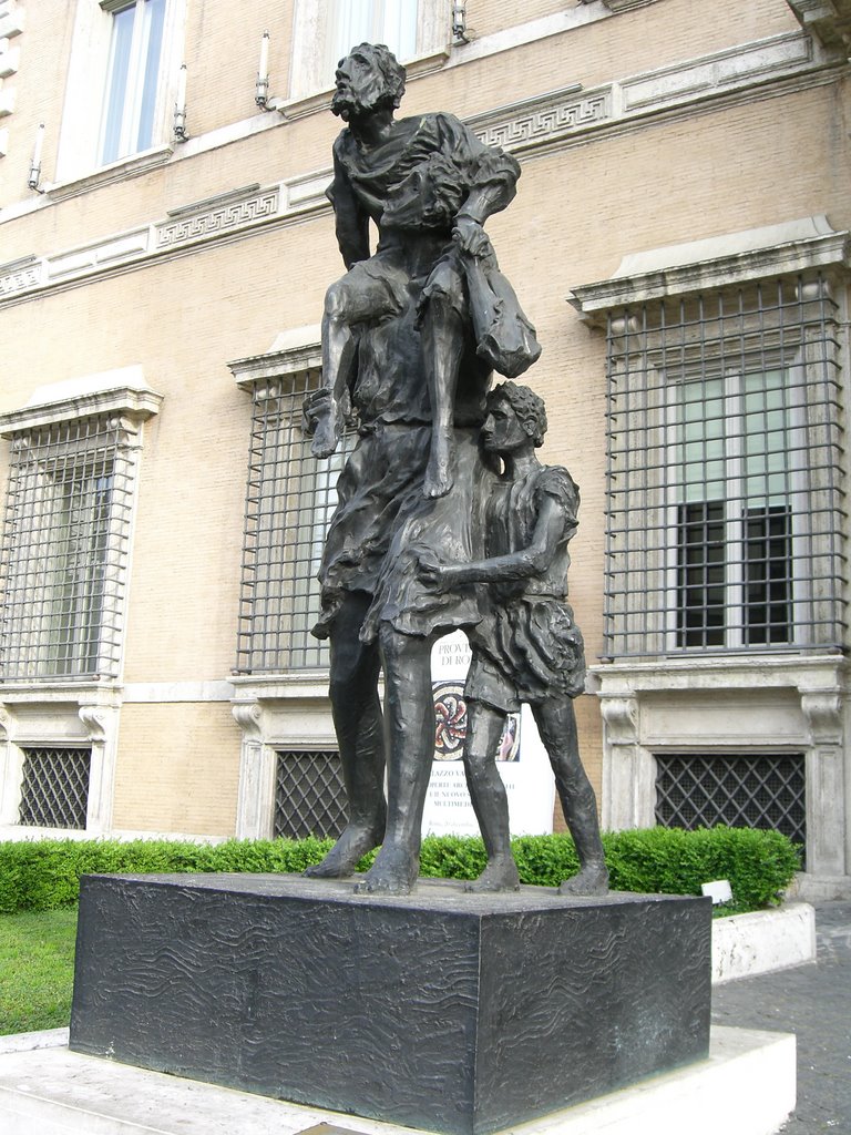 Girando por Vía Cesare Battisti, frente a la sede administrativa de la Provincia de Lazio en Roma, una moderna escultura nos llama la atención: La Huida de Eneas con Anquises y Julo.