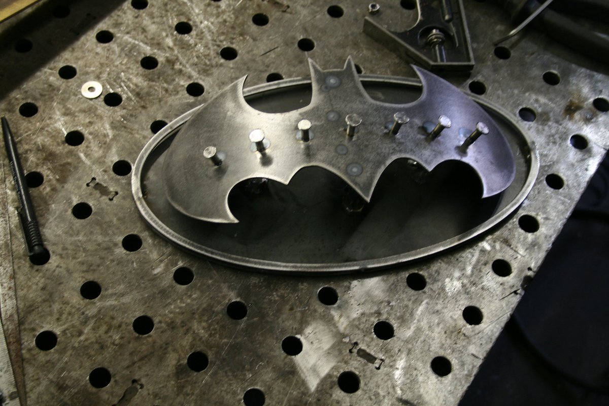 Reveriemetalco's tweet photo. Light up #batman key hooks! Commission finished today.
We are very happy with how this turned out :) Anything you can dream of.... We can make it come true!
#comics #superhero #batmanandrobin #batmancosplay #fabrication #custom #commission #haveityourway #cncplasma #escco https://t.co/tMALVGTyMf
