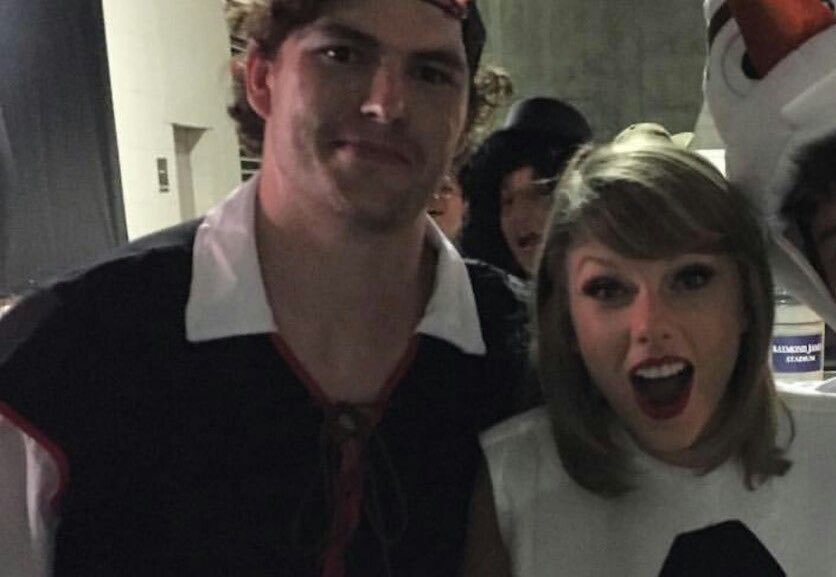 taylorswiftbr's tweet photo. O cantor Vance Joy falou em recente live no Instagram sobre a experiência de abrir os shows da “The 1989 World Tour”! ✨

 “Foi a melhor coisa de todas. Foi a coisa mais engraçada de todas. Ela é uma lenda.” https://t.co/zxXR8MFyH2