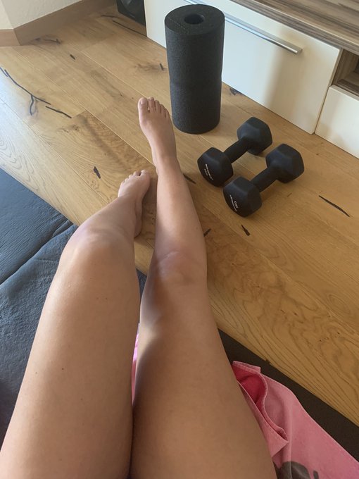 Kleines Home Workout 💪🏽  Balkont&uuml;re ist auch offen mit frischer Luft.. gute Musik im Hintergrund.. passt<a href="/tag/lollipopo69"class="tags"><span>#lollipopo69</span></a>